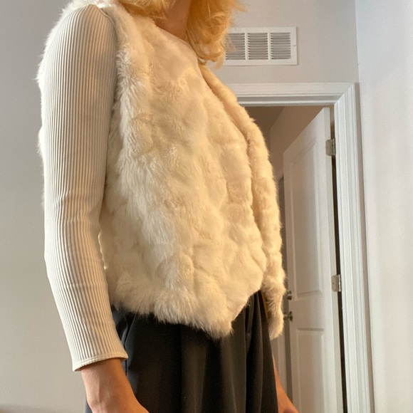 Skies are Blue Textured Faux Fur Vest - Picture 4 of 8